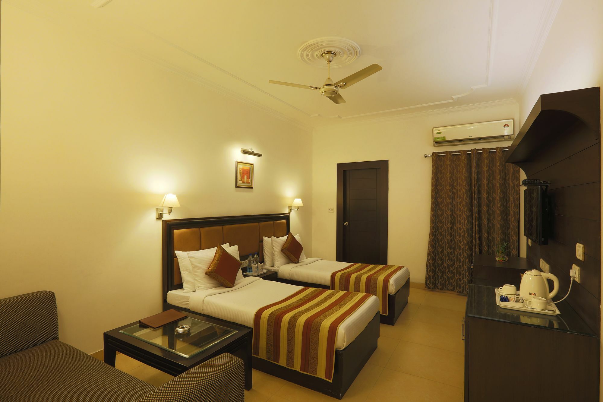 OYO Townhouse 517 La Sapphire Hotel New Delhi Eksteriør billede